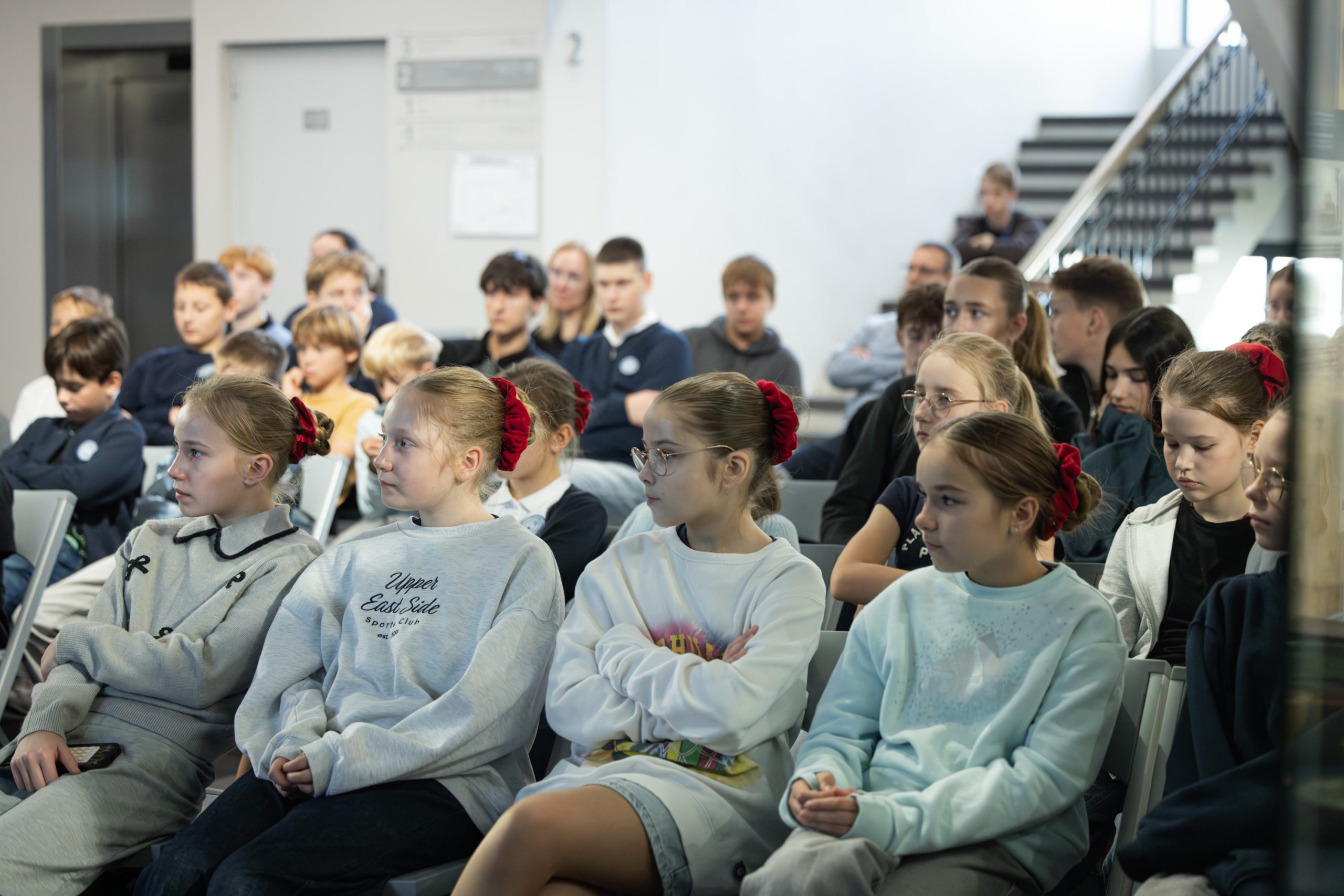 Šiaulių Jovaro progimnazijos mokiniai klausosi edukacinio užsiėmimo „Vaikai tremtyje“