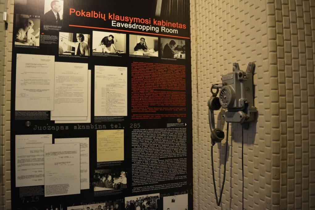 Ekspozicijos „Pokalbių klausymosi kabinetas“ vaizdas, telefonas ant sienos
