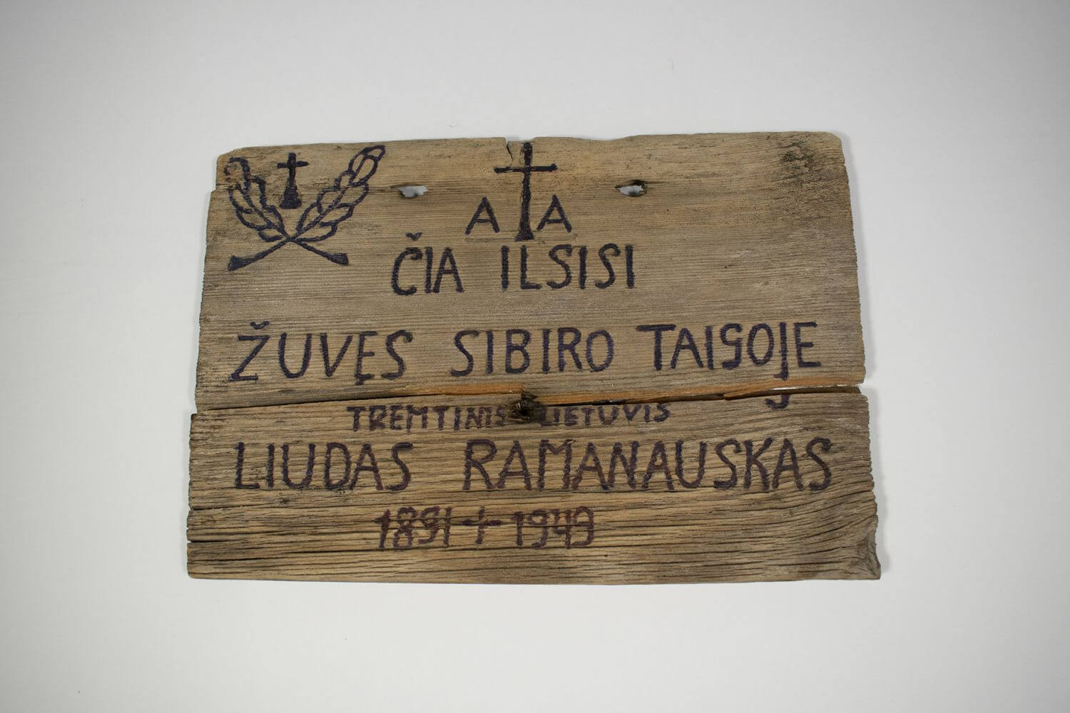 Antkapinė lentelė nuo 1949 m. tremtyje mirusio Liudo Ramanausko kapo.