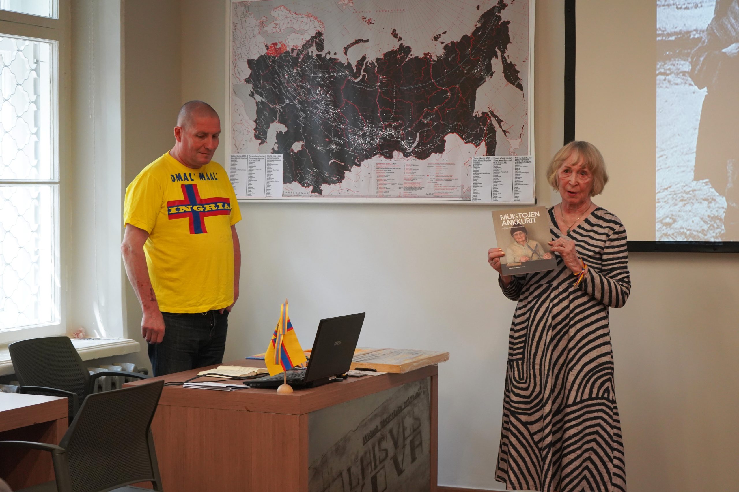Parodos rengėja pristato leidinį apie Ingrijos suomių istoriją