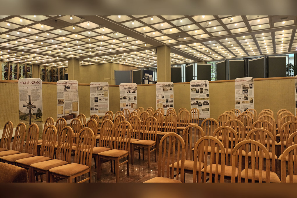 Parodos „NEGRĮŽUSIEMS“ ekspozicija Lietuvos Respublikos Seimo Vitražo galerijoje