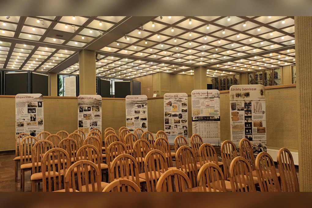 Parodos „NEGRĮŽUSIEMS“ stendai Lietuvos Respublikos Seimo Vitražo galerijoje