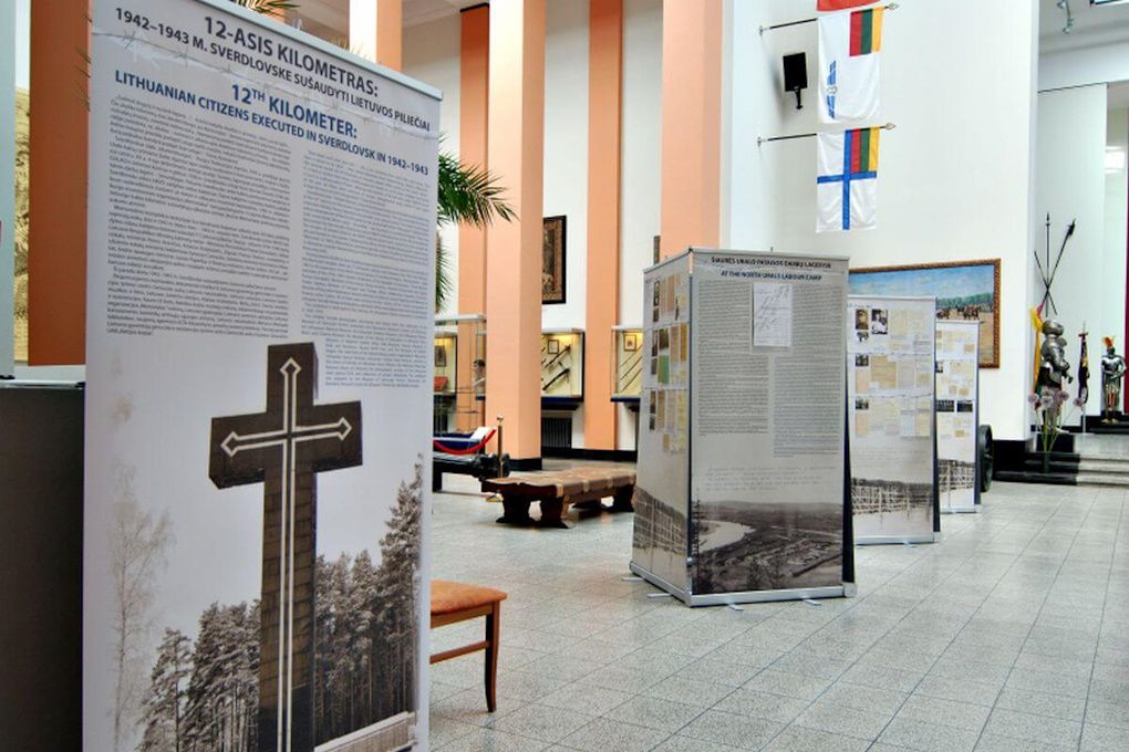 Kilnojamoji paroda „12-ASIS KILOMETRAS: 1942–1943 m. Sverdlovske sušaudyti Lietuvos piliečiai“, stendai