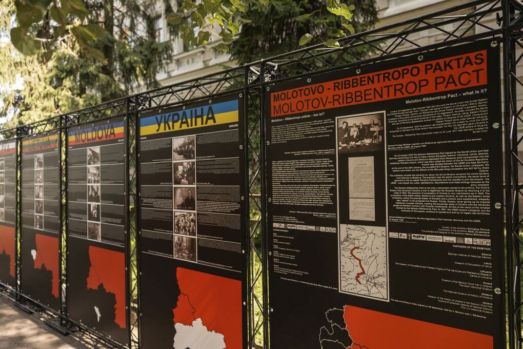 Lauko paroda „Nuo 1939 m. rugpjūčio iki 1941 m. birželio. Teroras ir masinės represijos Estijoje, Latvijoje, Lenkijoje, Lietuvoje, Moldovoje ir Ukrainoje“, stendai