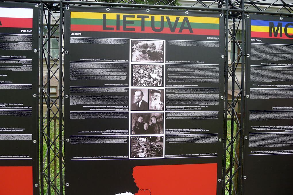 Lauko paroda „Nuo 1939 m. rugpjūčio iki 1941 m. birželio. Teroras ir masinės represijos Estijoje, Latvijoje, Lenkijoje, Lietuvoje, Moldovoje ir Ukrainoje“, stendai