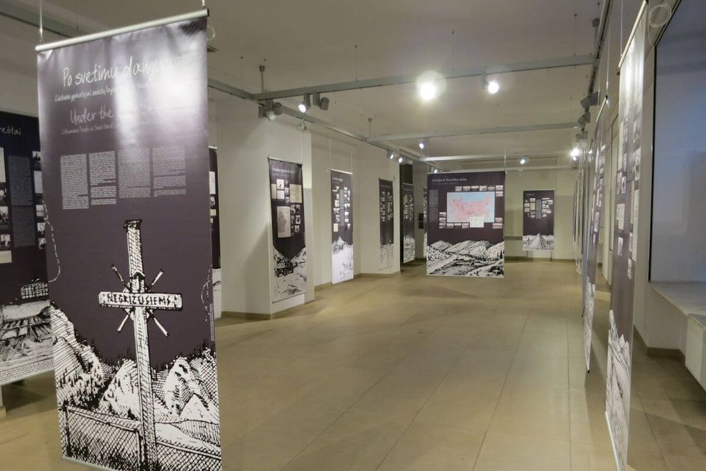 Kilnojamoji paroda „PO SVETIMU DANGUM: Lietuvos gyventojai sovietų lageriuose ir tremtyje 1940–1958 m.“, stendai