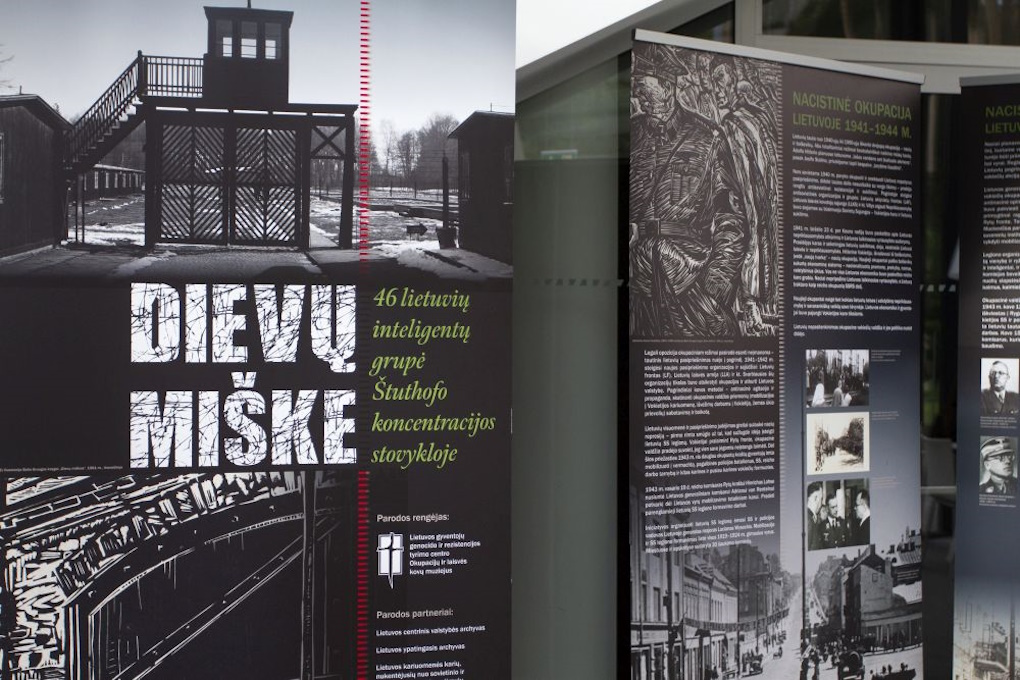 Kilnojamoji paroda „Dievų miške. 46 lietuvių inteligentų grupė Štuthofo koncentracijos stovykloje“, stendai