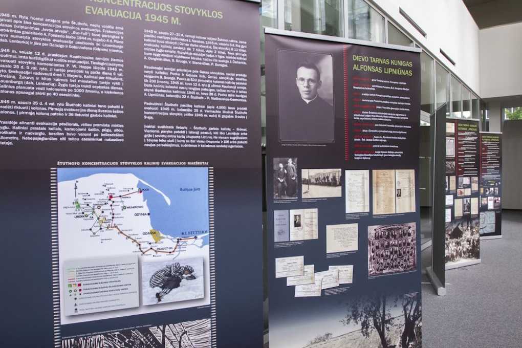 Kilnojamoji paroda „Dievų miške. 46 lietuvių inteligentų grupė Štuthofo koncentracijos stovykloje“, stendai