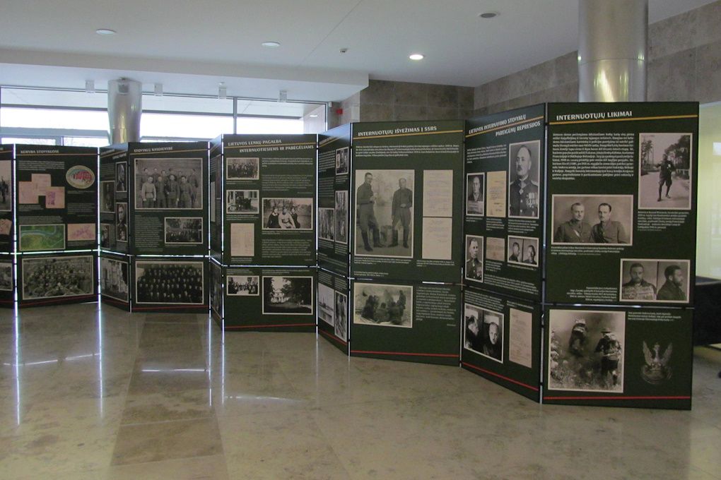 Kilnojamoji paroda „1939–1940 m. Lietuvoje internuoti lenkai“, stendai