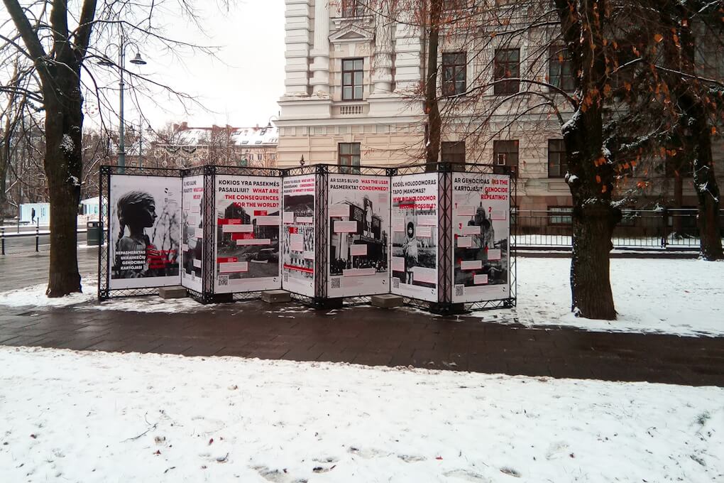 Lauko paroda „Nepasmerktas ukrainiečių genocidas kartojasi“, stendai