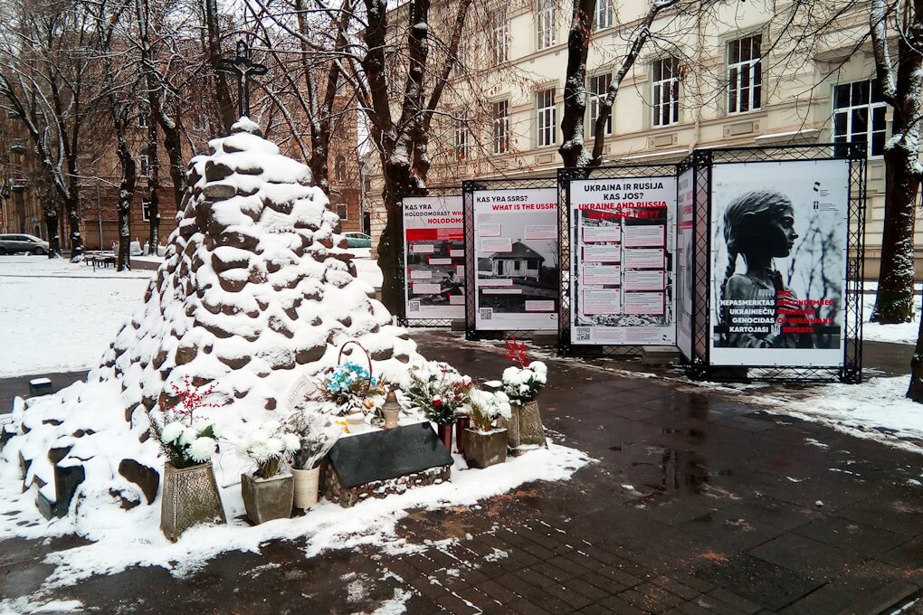 Lauko paroda „Nepasmerktas ukrainiečių genocidas kartojasi“, stendai