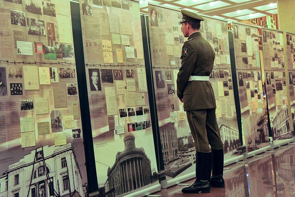 Kilnojamoji paroda „Represuoti 1918–1940 m. Lietuvos Respublikos ministrų kabinetų nariai“, stendai