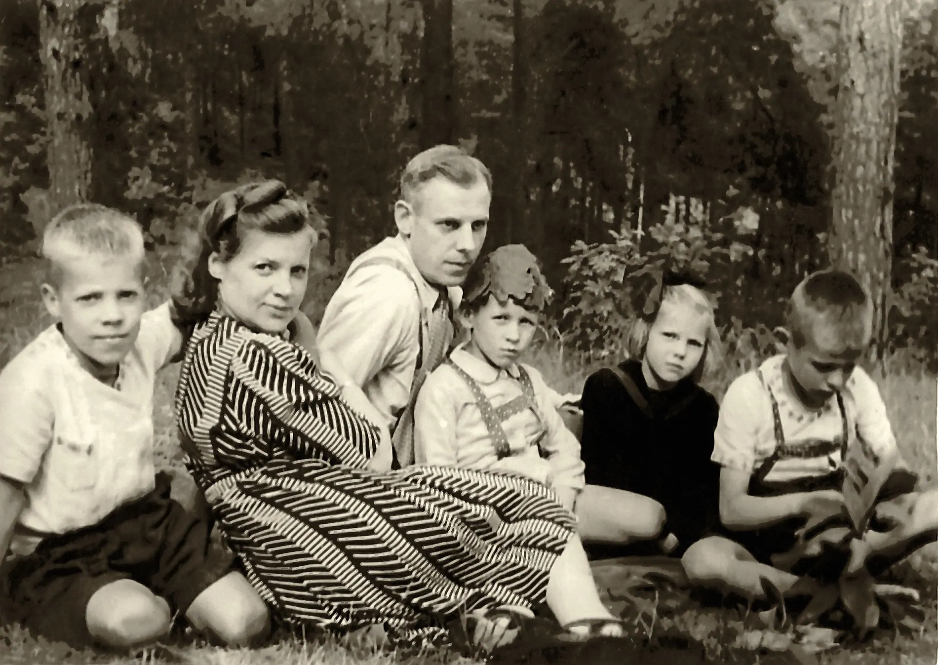 Vitkų šeima Vingio parke Vilniuje, 1942 m.