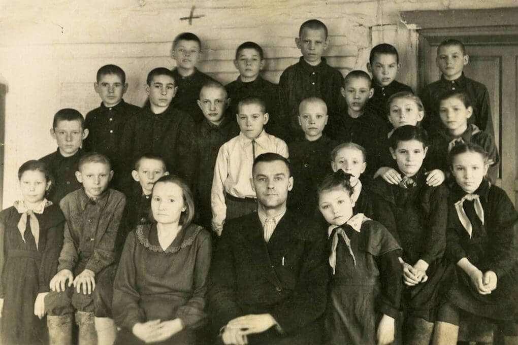 Virtuali paroda „1951 m. trėmimo operacija „Ruduo“, mokytojas su vaikais
