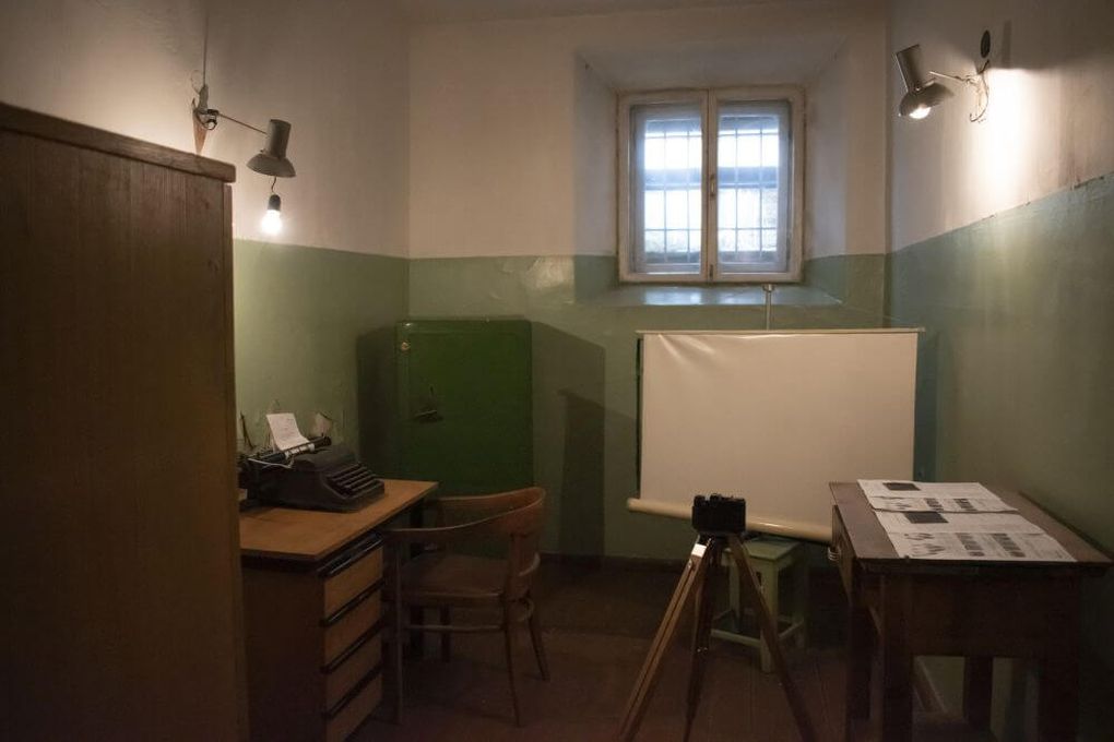 Ekspozicija „KGB vidaus kalėjimas“, fotografavimo ir pirštų atspaudų ėmimo kambarys